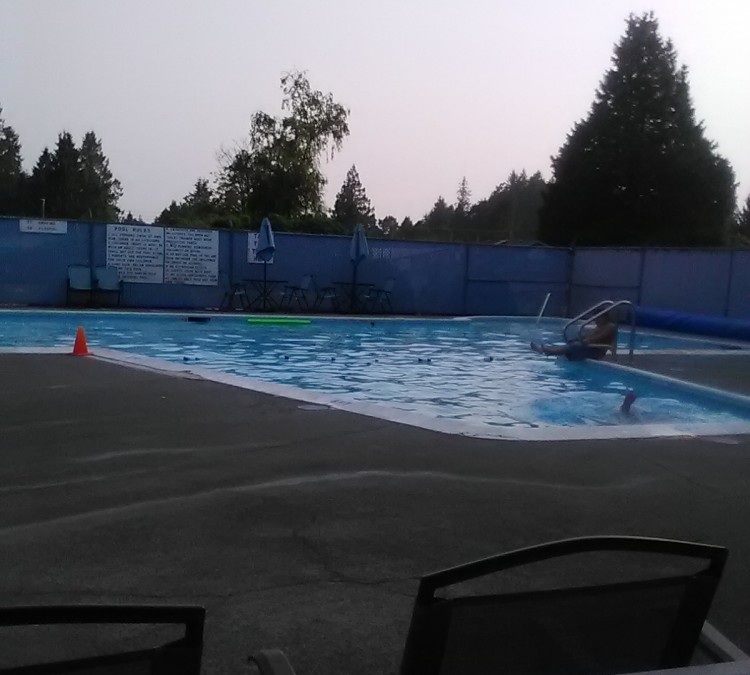 pinewood-community-pool-photo